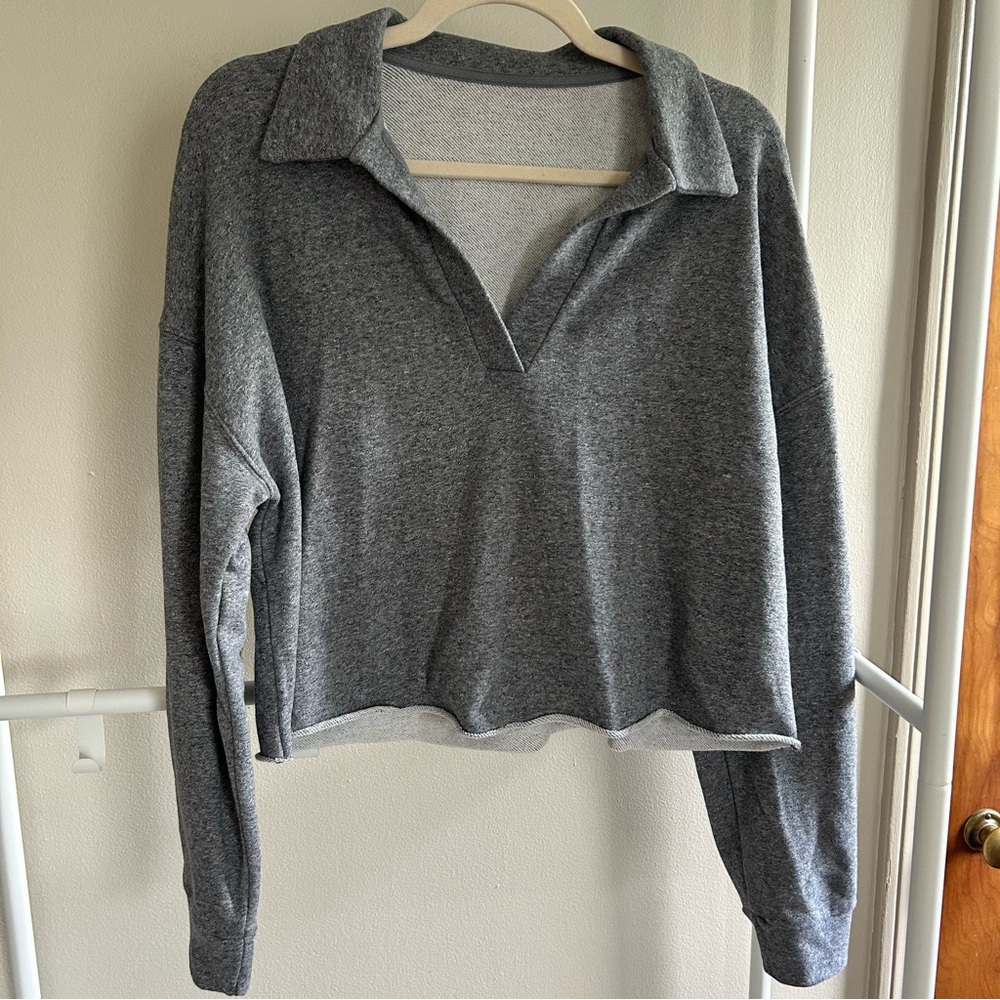 Vuori cropped sweatshirt with v neck and collar